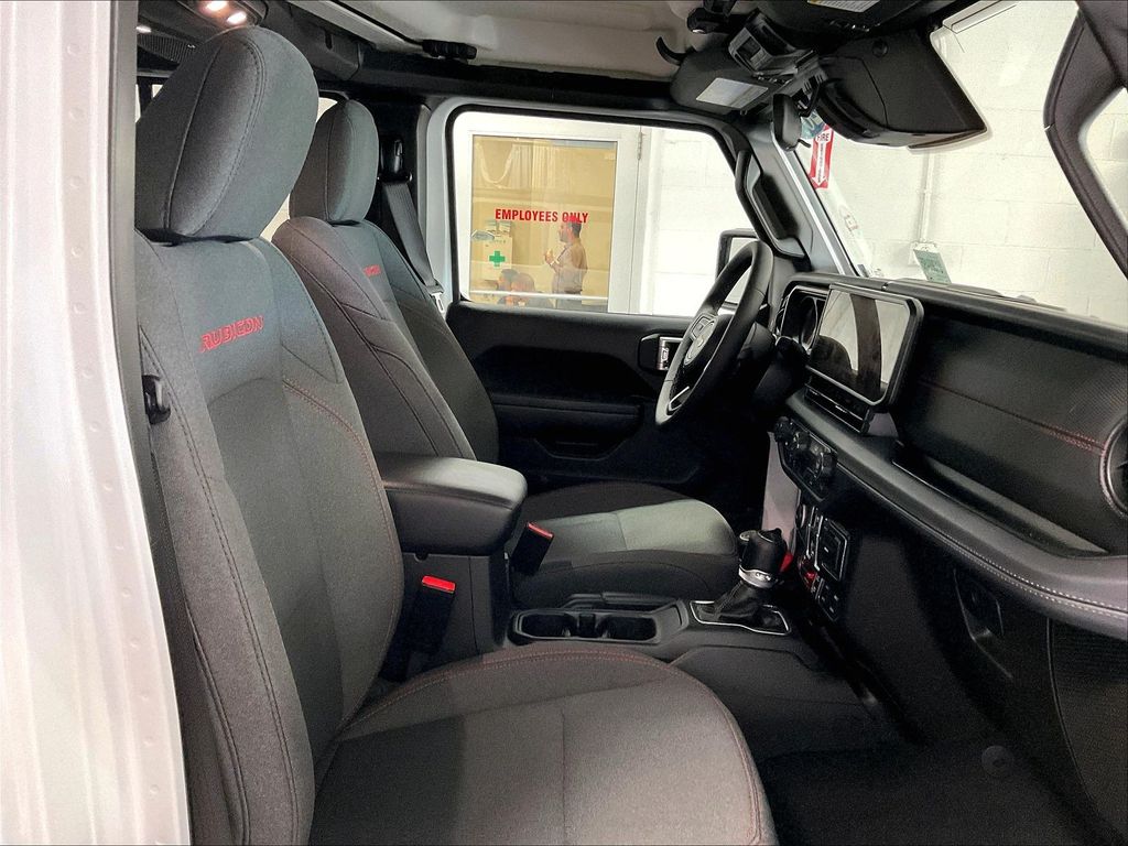 2026 Jeep Gladiator — photo 11
