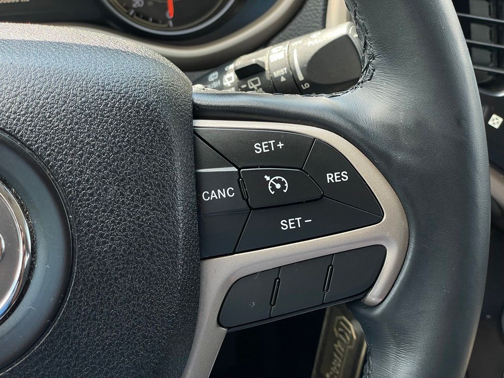 Thumbnail: 2016 Jeep Cherokee - 14