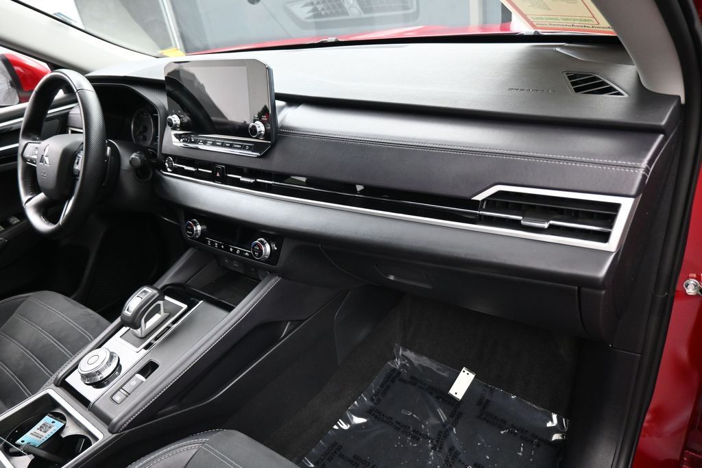 Used 2024 Red Mitsubishi SE Black Edition image 40