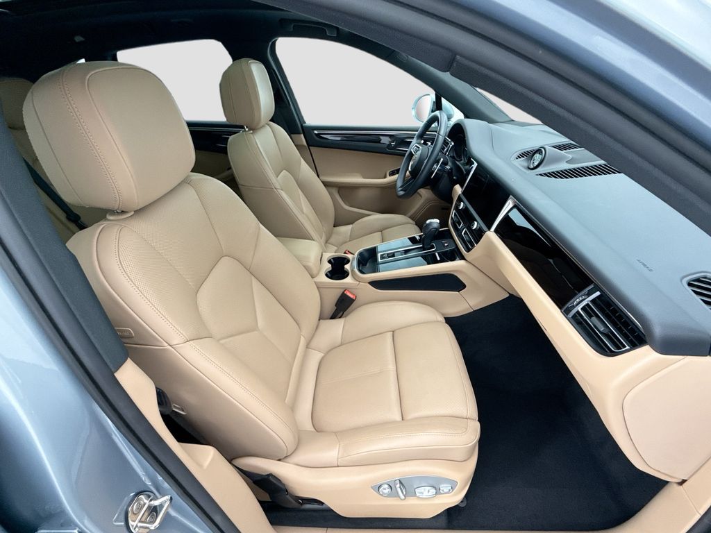 Thumbnail: 2025 Porsche Macan - 21