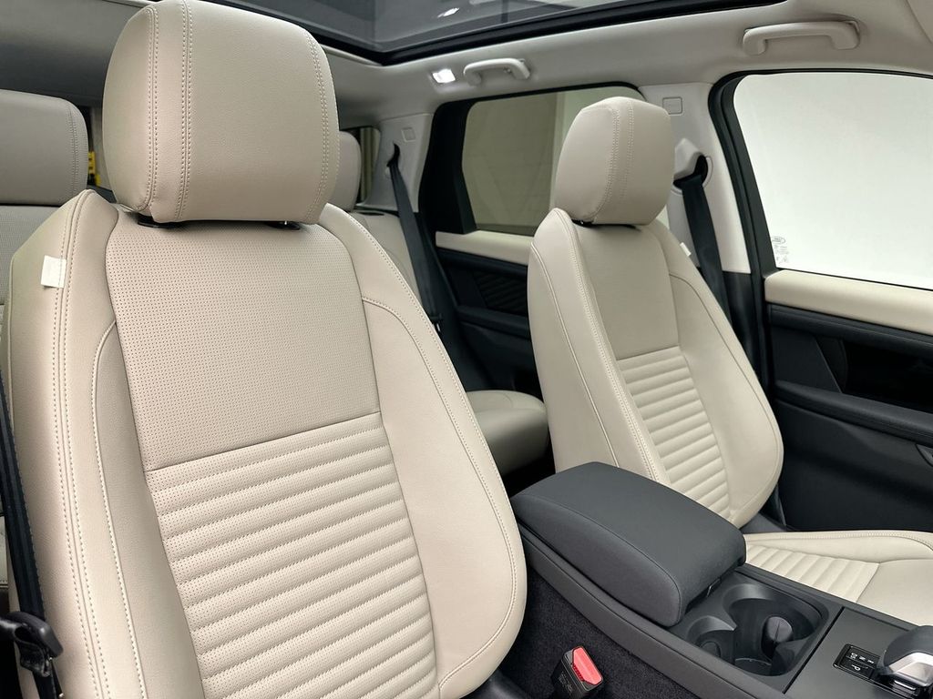 Thumbnail: 2025 Land Rover Discovery Sport - 4