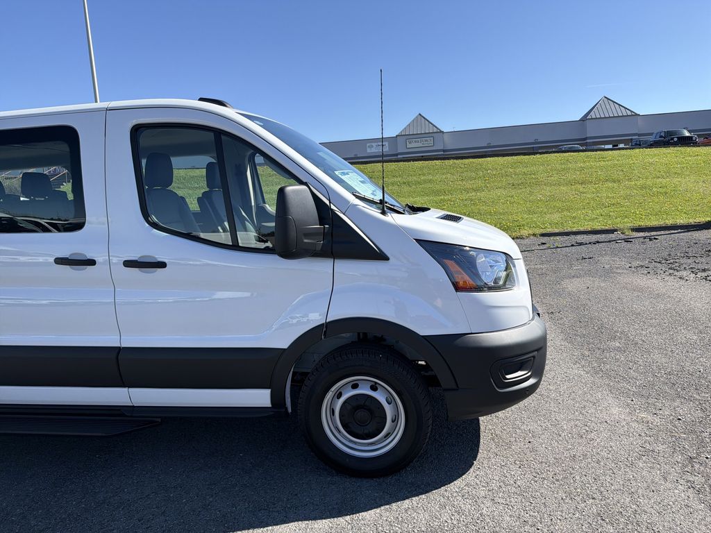 View vehicle photo 4