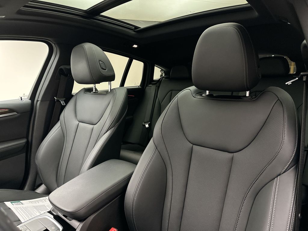 Thumbnail: 2025 BMW X4 - 10