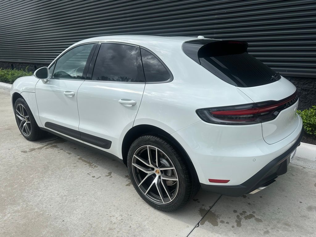 2025 Porsche Macan  4