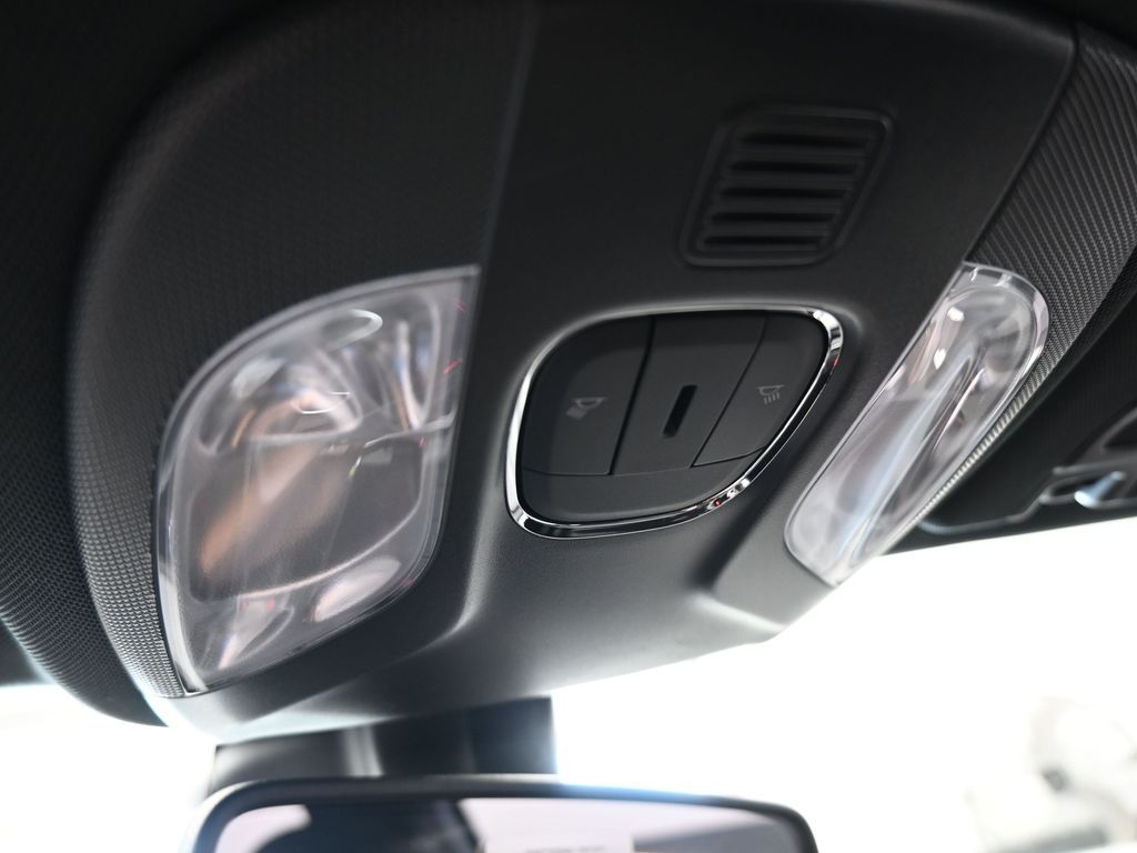 New 2026 bright white clearcoat Jeep Latitude image 23