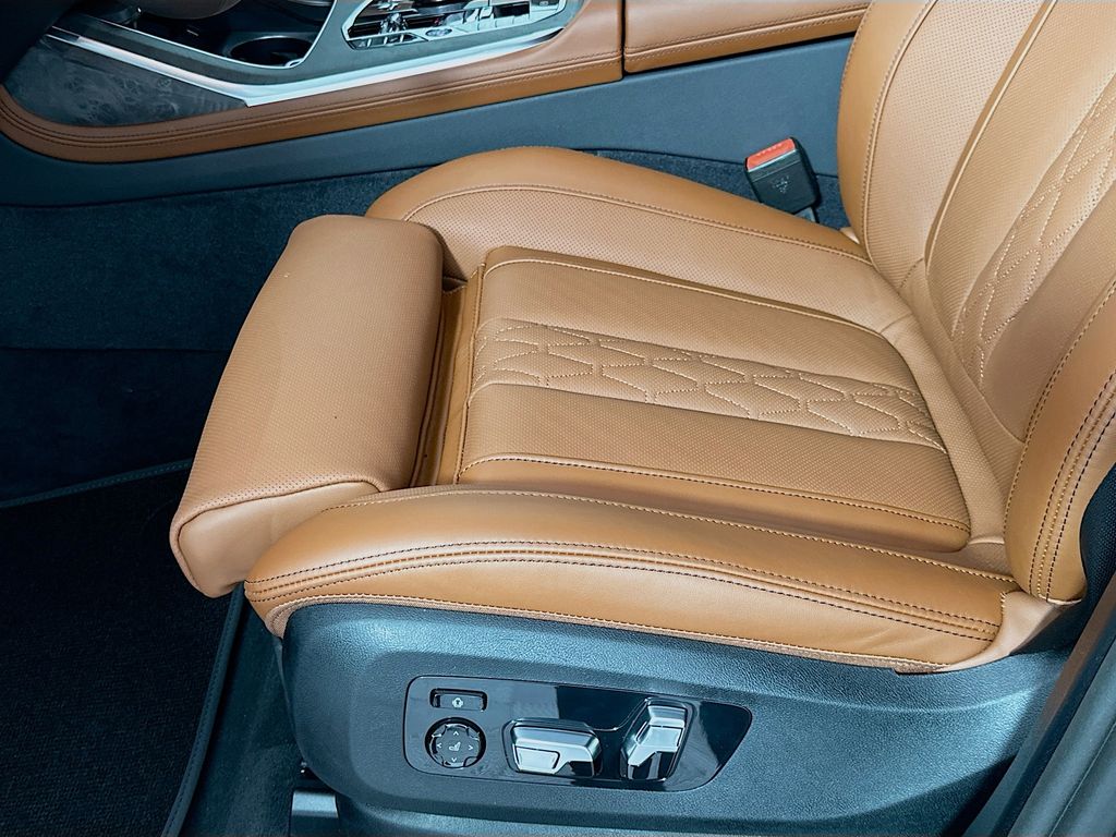 Thumbnail: 2026 BMW X7 - 21