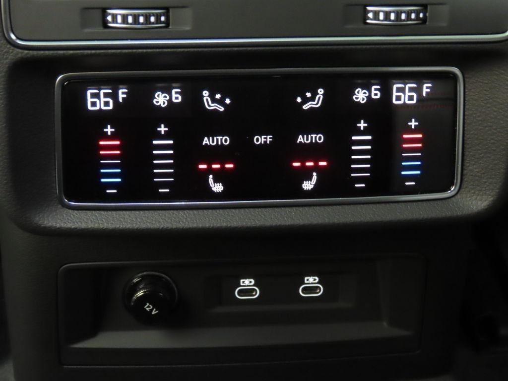 Thumbnail: 2026 Audi RS Q8 - 25