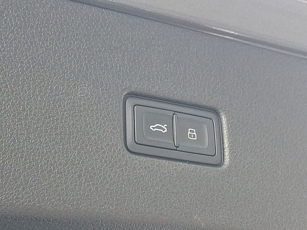 Thumbnail: 2022 Audi Q8 - 28