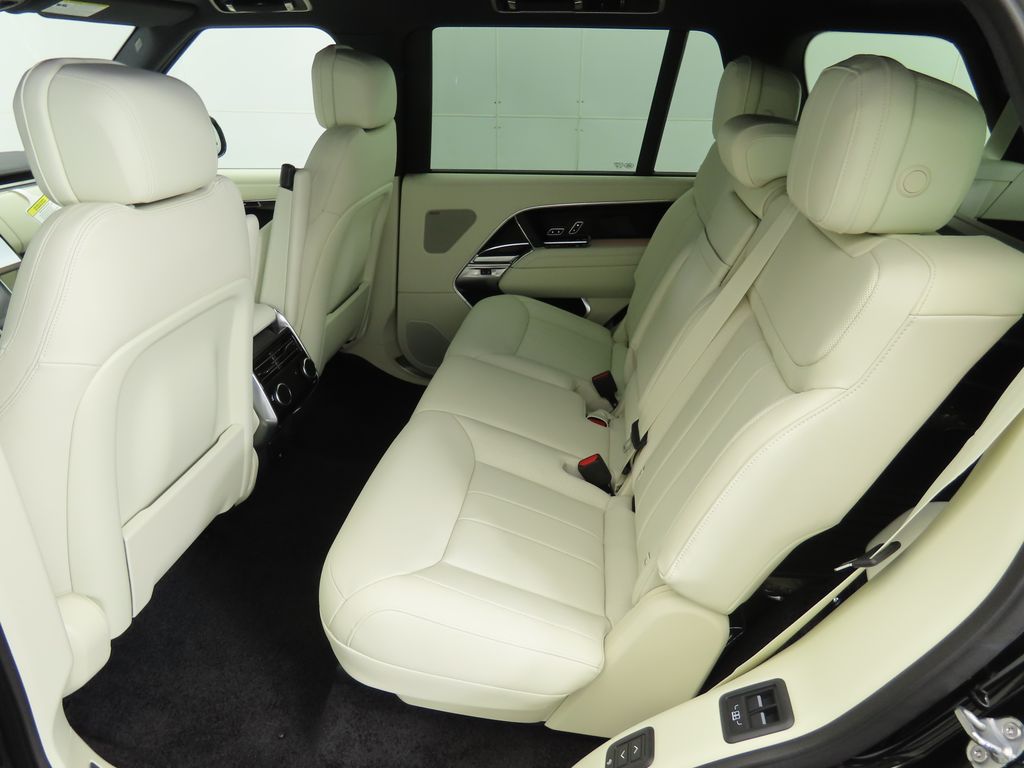 2025 Land Rover Range Rover SE 23