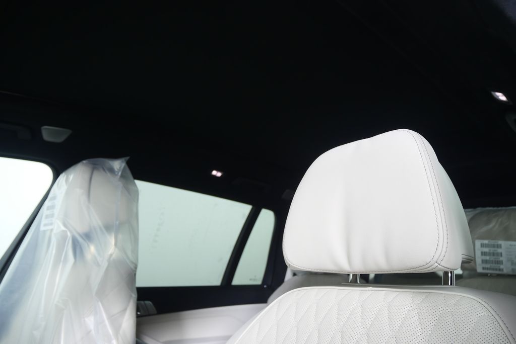 Thumbnail: 2026 BMW X7 - 12