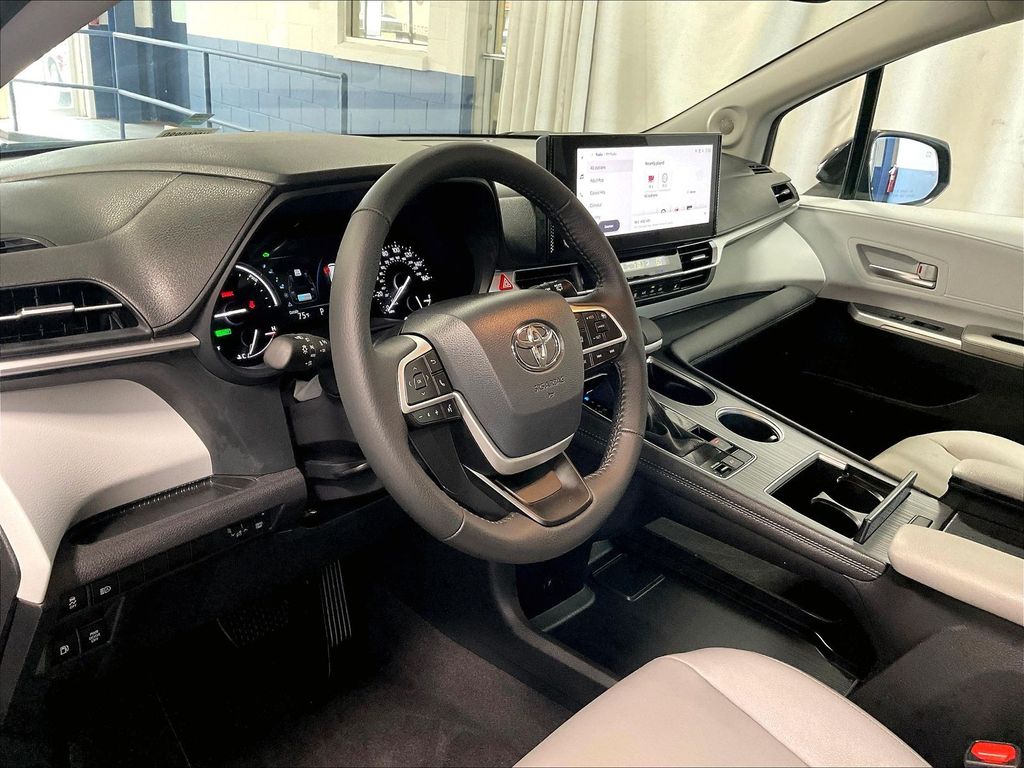 2025 Toyota Sienna — photo 8