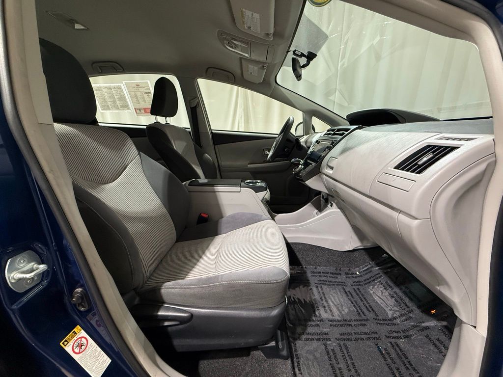 Thumbnail: 2015 Toyota Prius v - 20