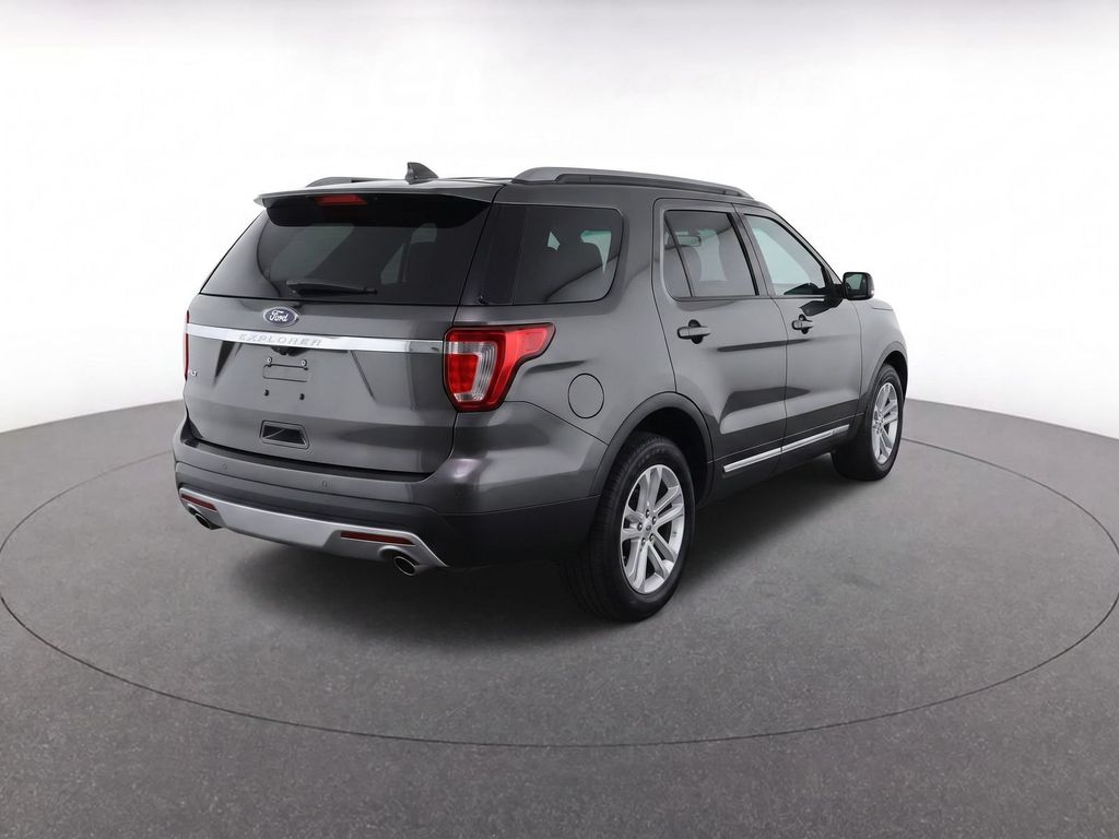 Used 2017 Magnetic Ford XLT image 3