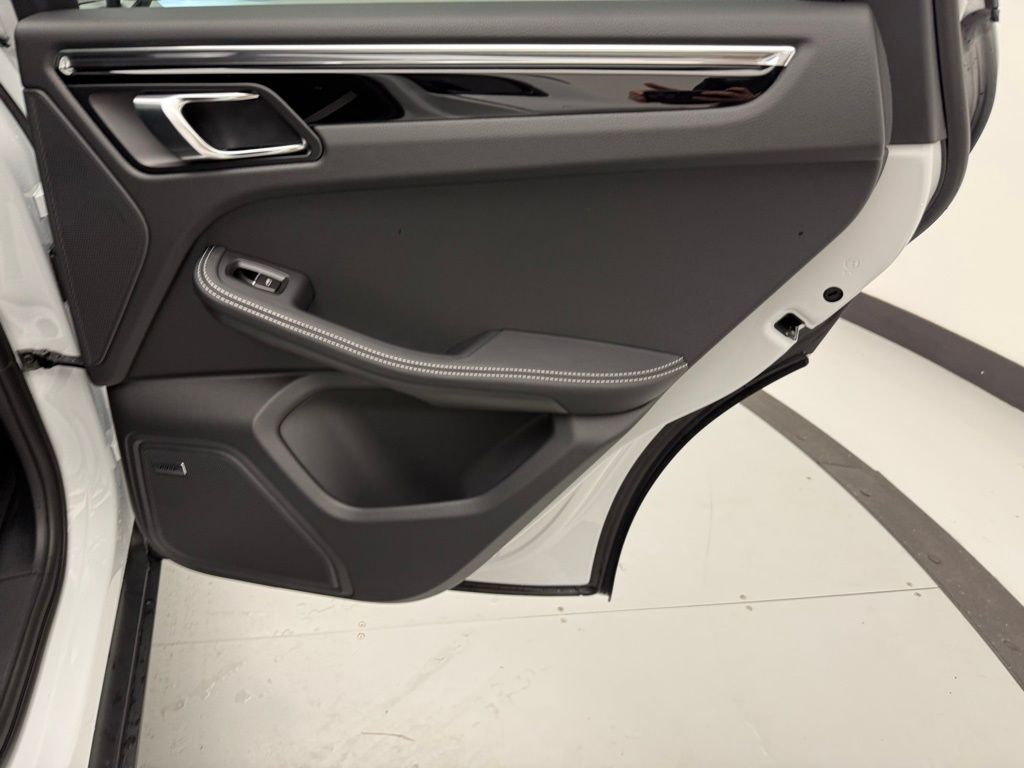 Thumbnail: 2026 Porsche Macan - 29