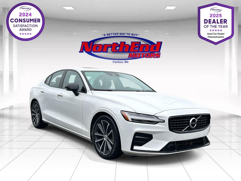 White 2022 Volvo S60 B5 Momentum AWD Sedan All-Wheel Drive Automatic