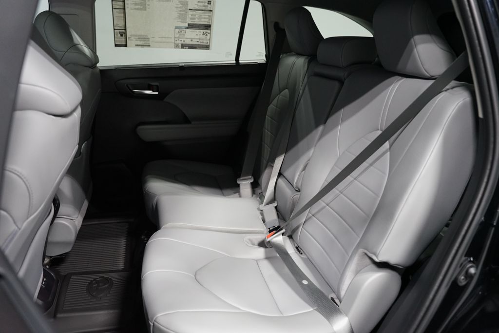 Thumbnail: 2026 Toyota Highlander - 6