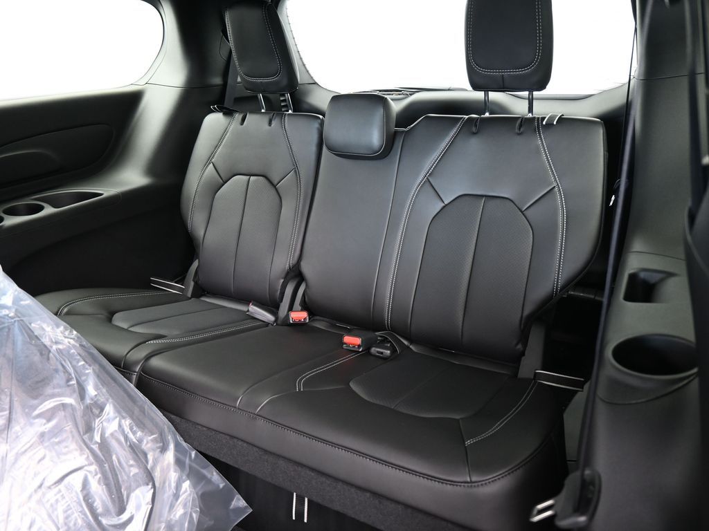 New 2026 Bright White Clearcoat Chrysler Select image 28