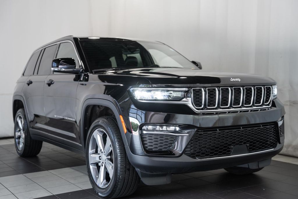 Diamond Black Crystal Pearlcoat 2025 Jeep Grand Cherokee SUV / Crossover 4X2 8-Speed Automatic