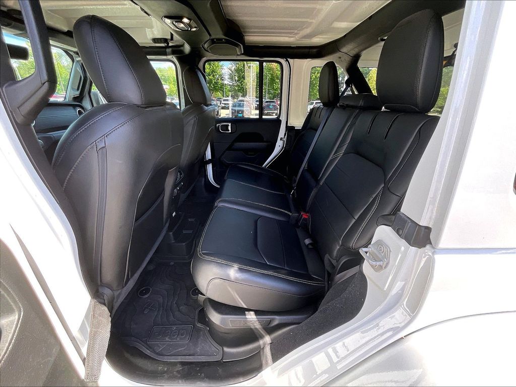 2023 Jeep Wrangler — photo 15
