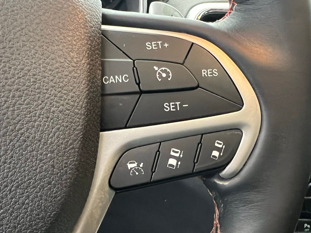 Thumbnail: 2015 Jeep Grand Cherokee - 17