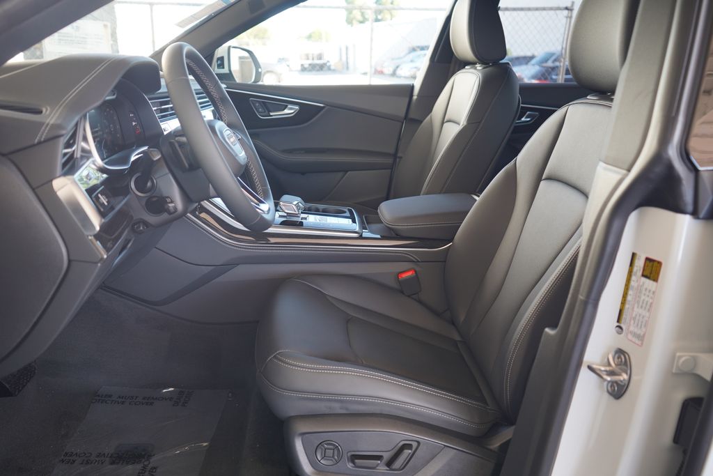 Thumbnail: 2026 Audi Q8 - 6