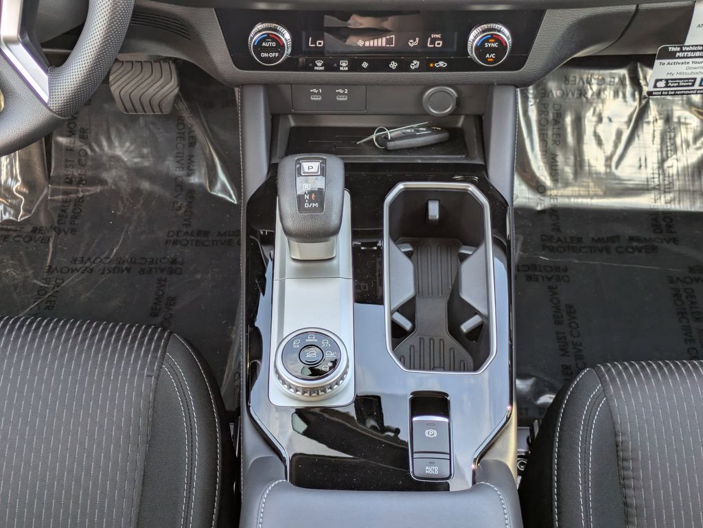 2025 Mitsubishi Outlander Plug-in Hybrid SE - Photo 18