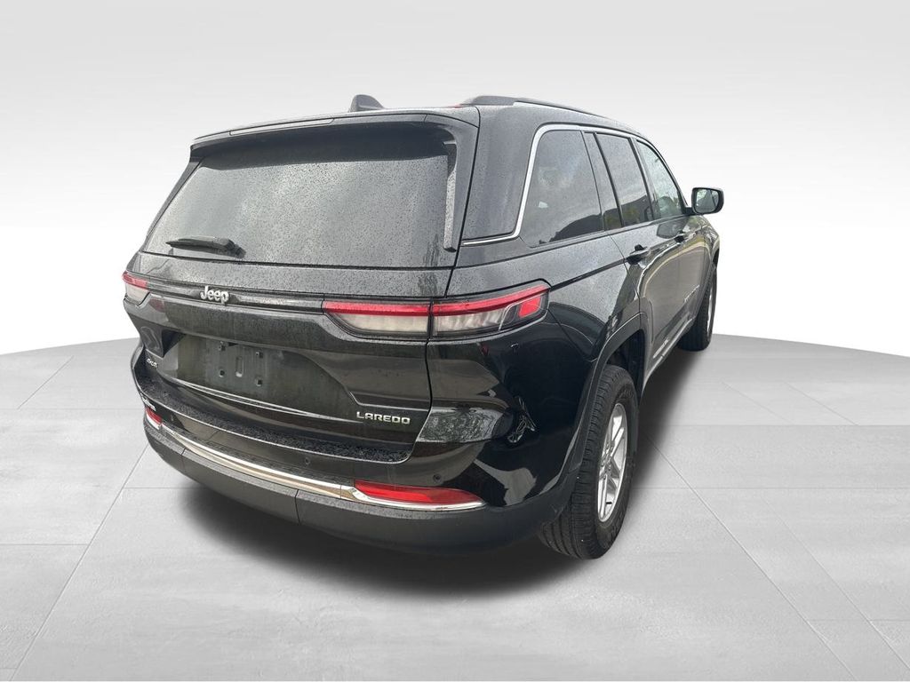 2023 Diamond Black Crystal Pearlcoat Jeep Grand Cherokee Laredo 4X4 SUV