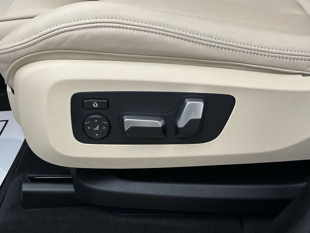 Thumbnail: 2022 BMW X5 - 12