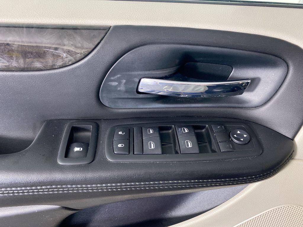 2013 Dodge Grand Caravan SXT photo
