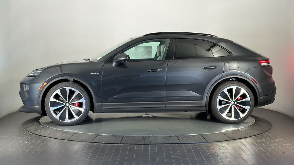 Thumbnail: 2025 Porsche Macan - 2