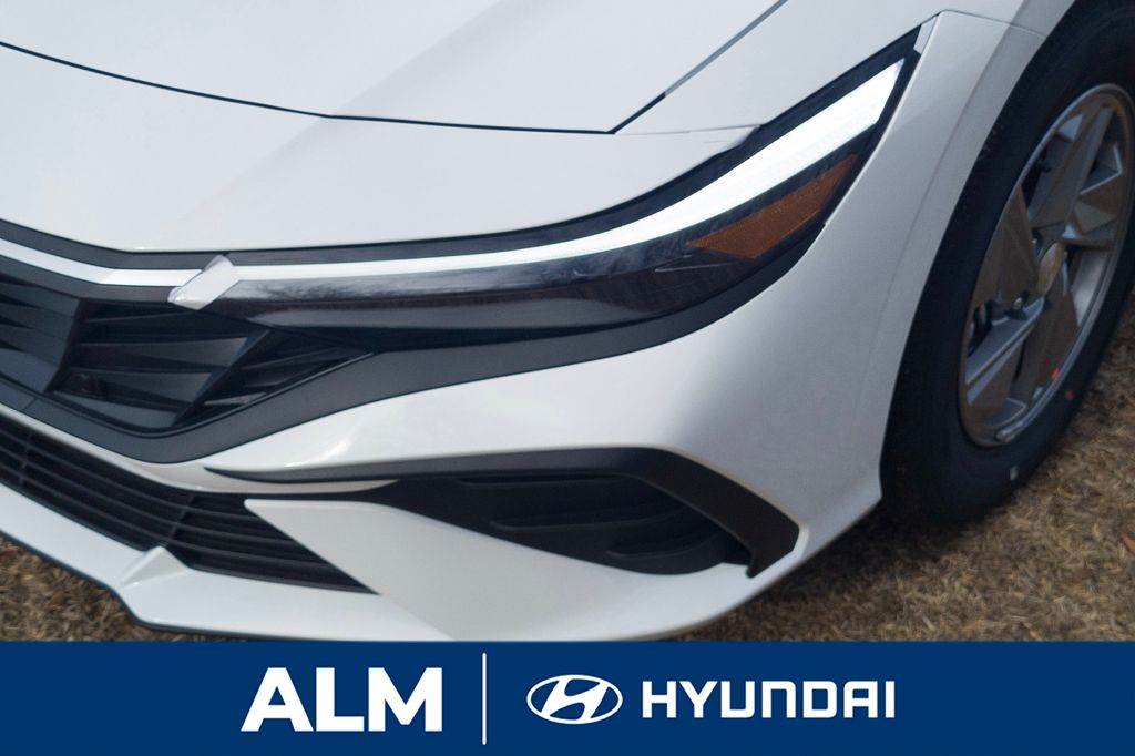 New 2026 White Hyundai SE image 10
