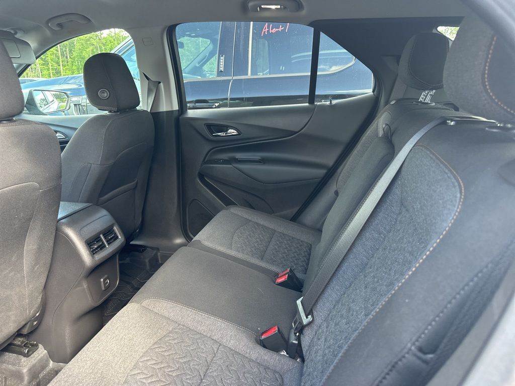 2022 Silver Ice Metallic Chevrolet Equinox LT FWD SUV
