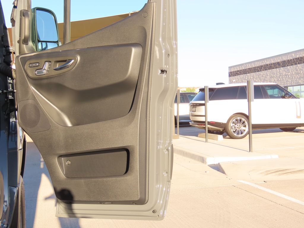 Thumbnail: 2025 Mercedes-Benz Sprinter - 25