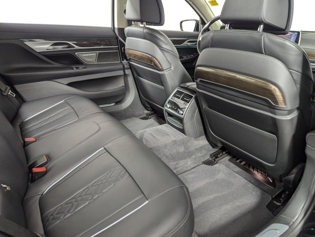 2022 BMW 7-Series 740i xDrive photo