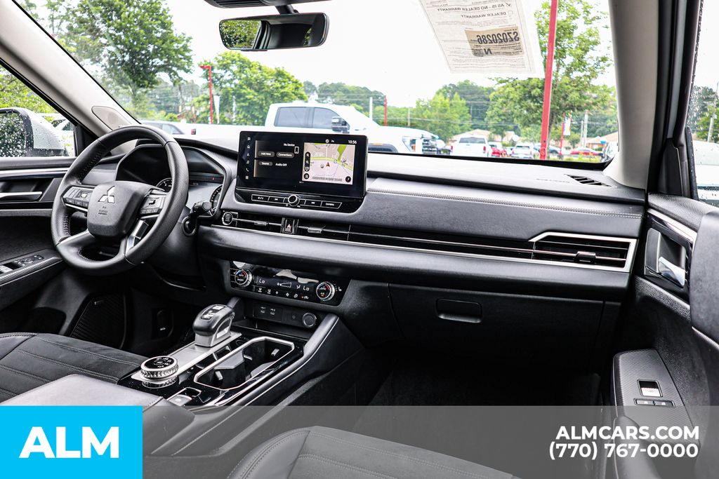 Used 2025 Silver Mitsubishi SE image 32