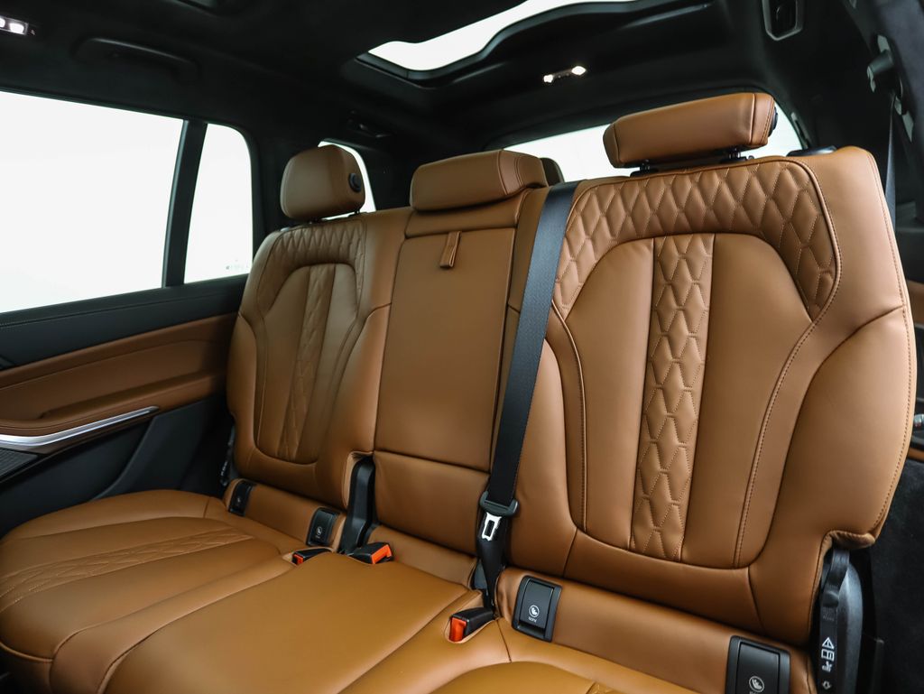 Thumbnail: 2026 BMW X7 - 23