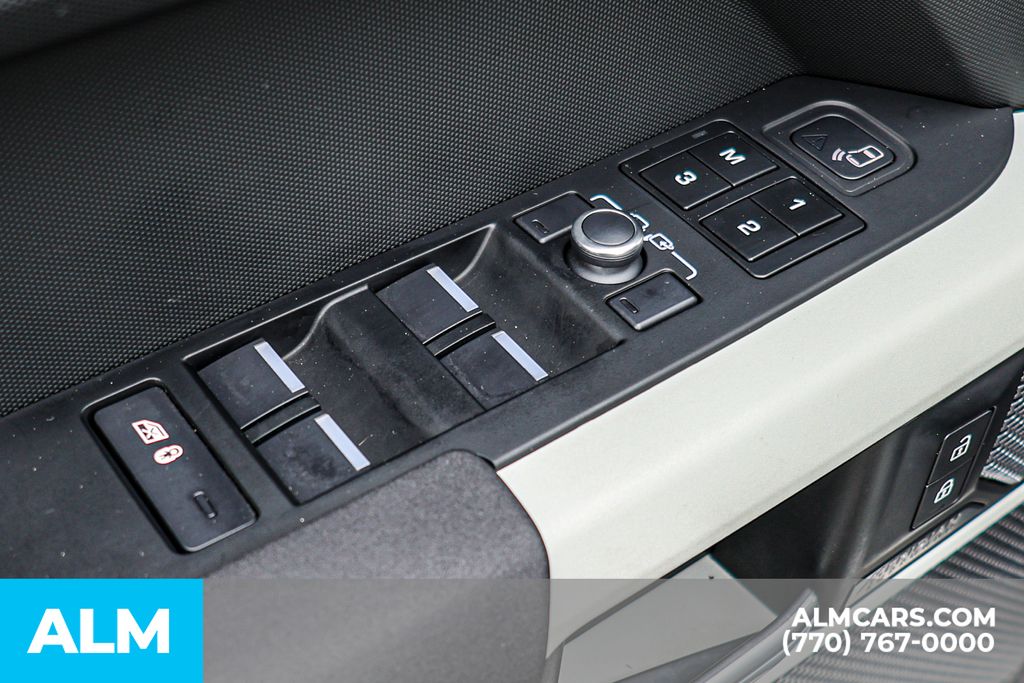 Used 2022 White Land Rover X-Dynamic SE image 44