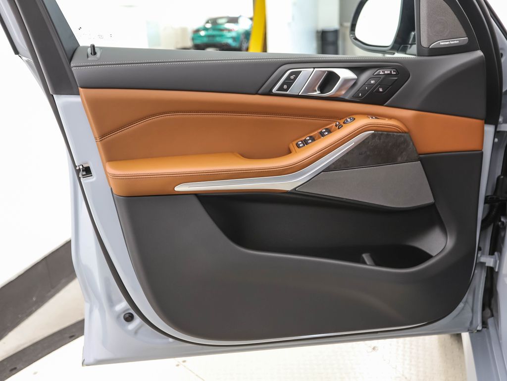 Thumbnail: 2026 BMW X7 - 10