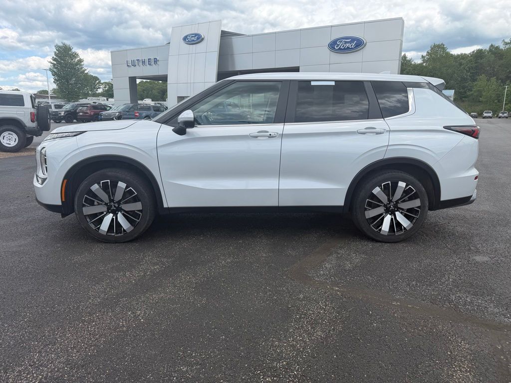 2025 Mitsubishi Outlander SE Silver at South Hills Kia