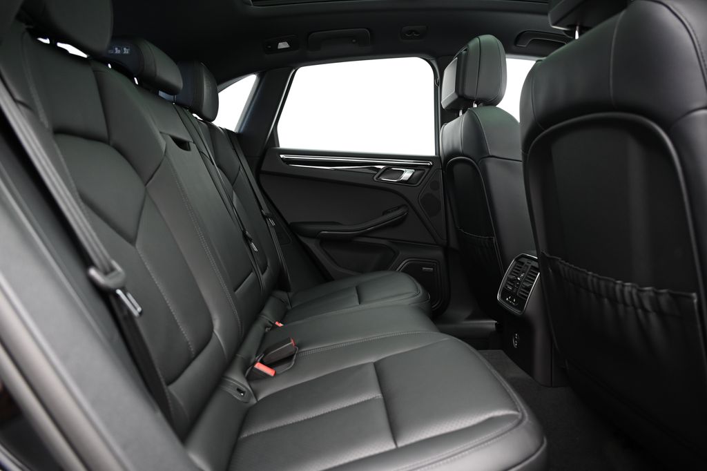 2024 Porsche Macan  24