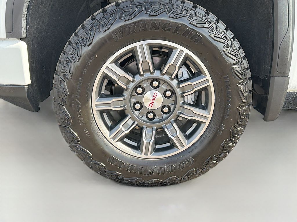 Used 2024 White GMC AT4 image 31