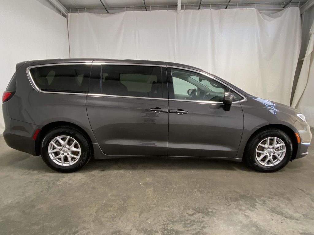 2023 Chrysler Pacifica Touring L photo 2