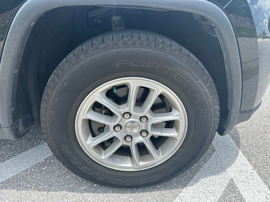 Used 2020 Diamond Black Crystal Pearlcoat Jeep Laredo E image 15