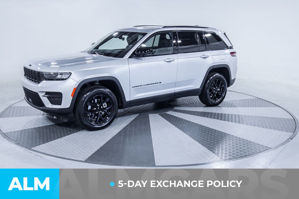 Used 2025 Silver Jeep Altitude image 3