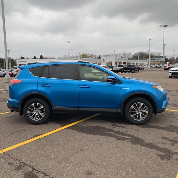 2018 Toyota RAV4 Hybrid XLE 6