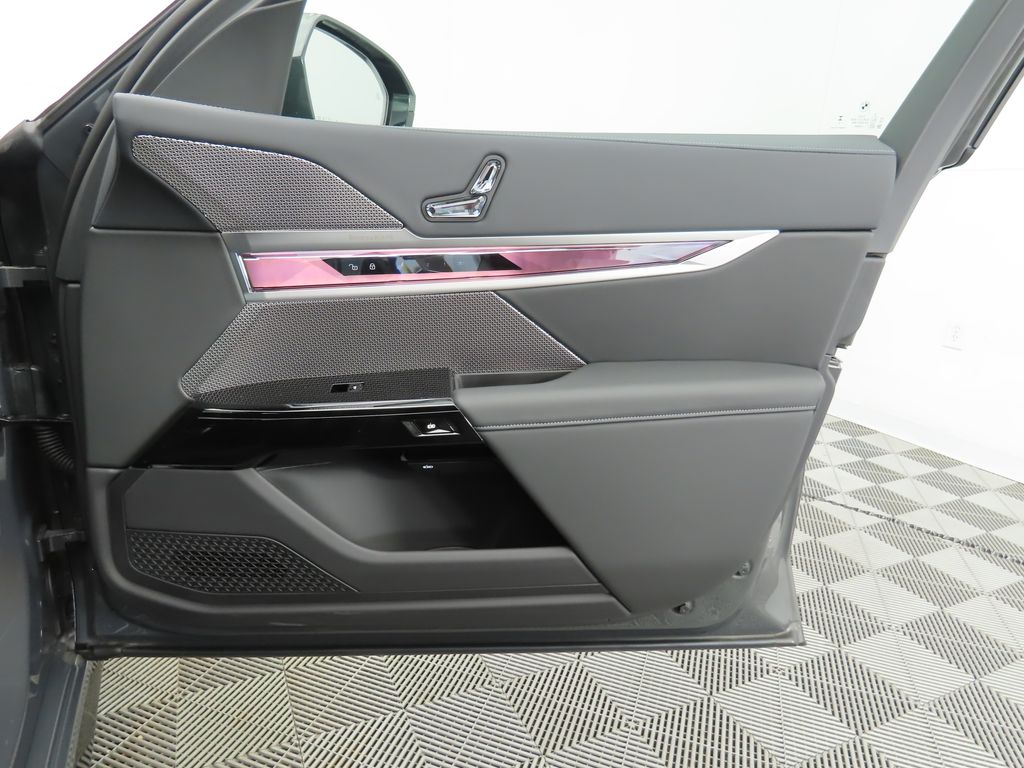 Thumbnail: 2026 BMW 7 Series - 24