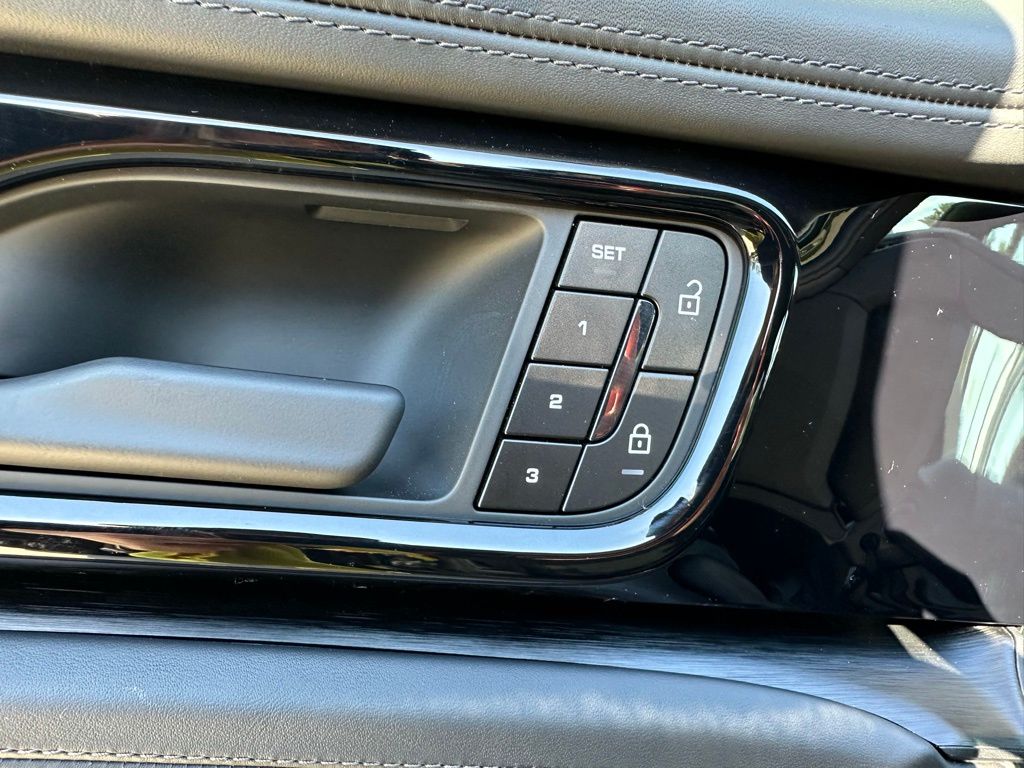 Thumbnail: 2025 Porsche Panamera - 18