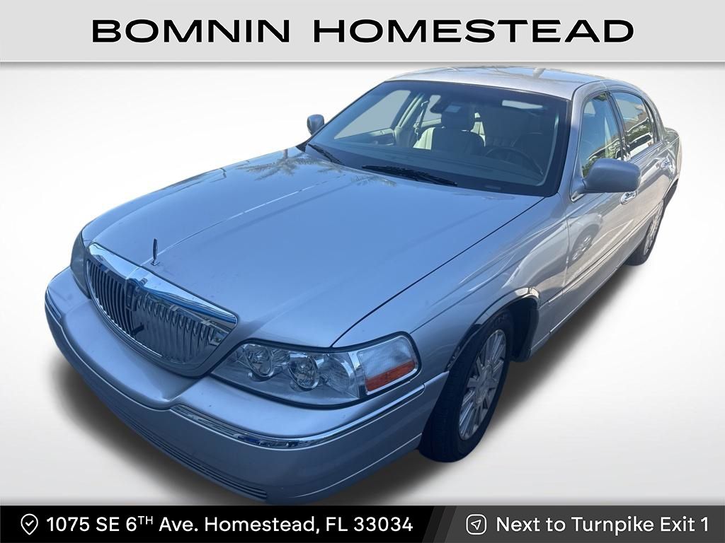 Silver 2003 Lincoln Town Car Signature Sedan Rear-Wheel Drive 4-Speed Automatic