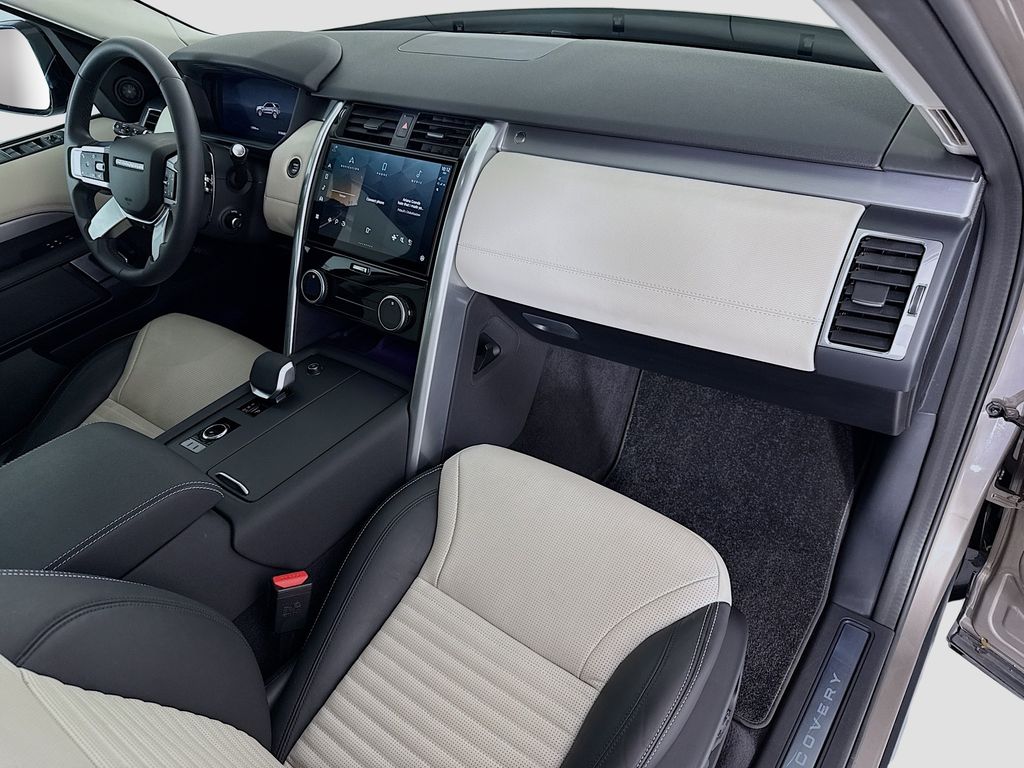 Thumbnail: 2025 Land Rover Discovery - 18