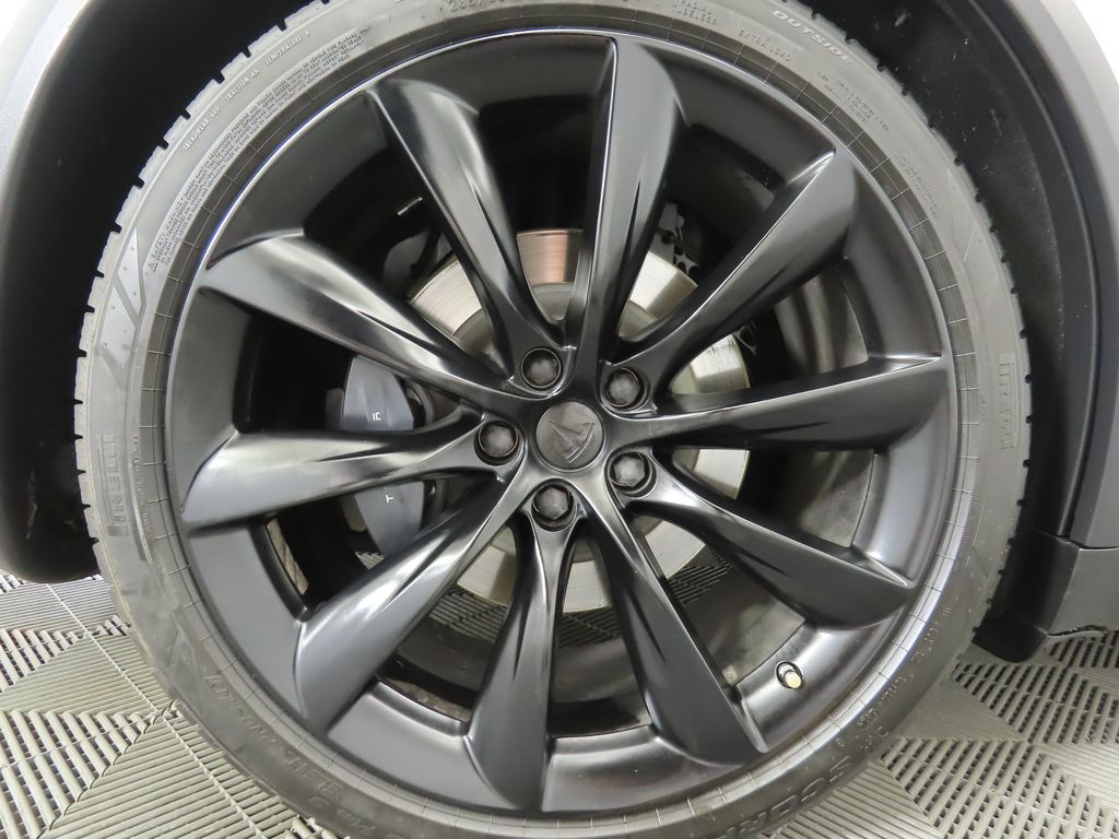 Thumbnail: 2020 Tesla Model X - 32